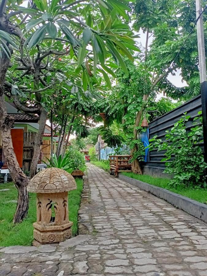 Creative Bungalow Beach Front Гили Траванган Экстерьер фото